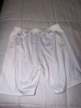 Fitted comfortable white biker shorts